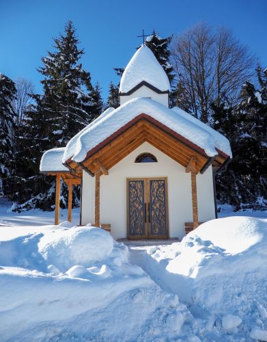 Impression von der Kapelle in der Frontansicht im Winter bei Tag
